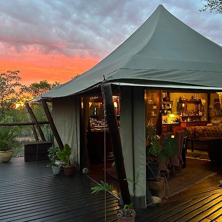 Out In Africa Wildlife Lodge Hammanskraal Buitenkant foto