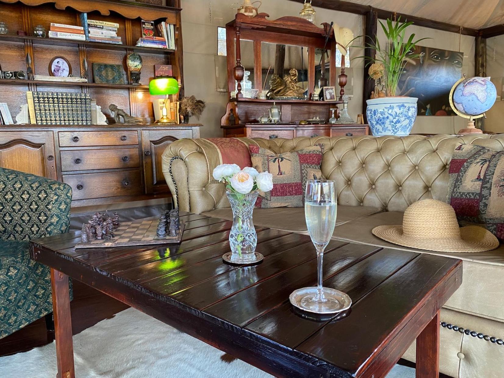 Out In Africa Wildlife Lodge Hammanskraal Buitenkant foto