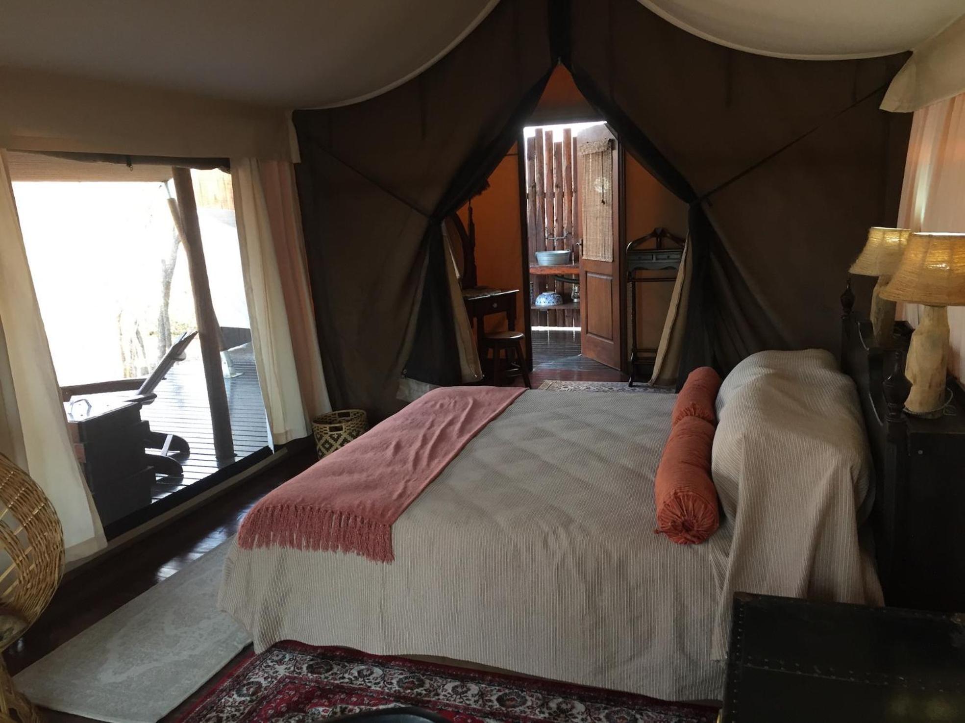 Out In Africa Wildlife Lodge Hammanskraal Buitenkant foto