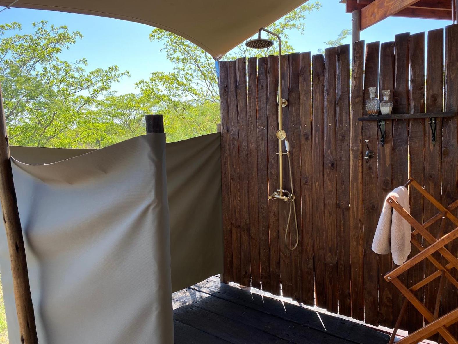 Out In Africa Wildlife Lodge Hammanskraal Buitenkant foto